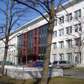 1200px-Goethe-Institut-M&uuml;nchen