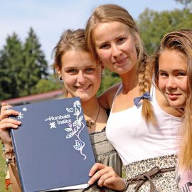 Lindenberg_Girls-w-folder_8597_16x9